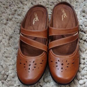 New Easy Street Comfort Wave Women's Size 7 1/2 memory‎ foam brown slip on clog